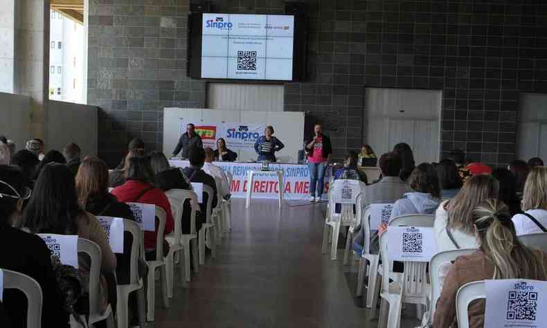Professores de escolas particulares reunidos no hall da Assembleia Legislativa de Minas Gerais
