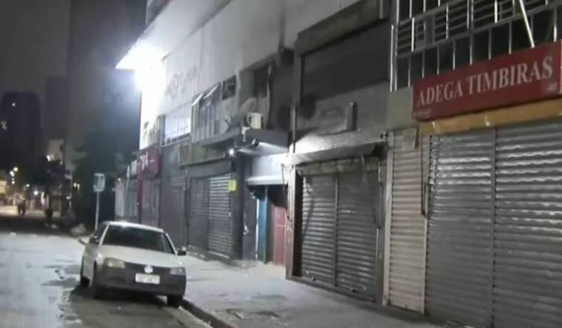 Fachada de adega. A foto foi tirada durante a noite e tem um carro branco estacionado em frente ao local