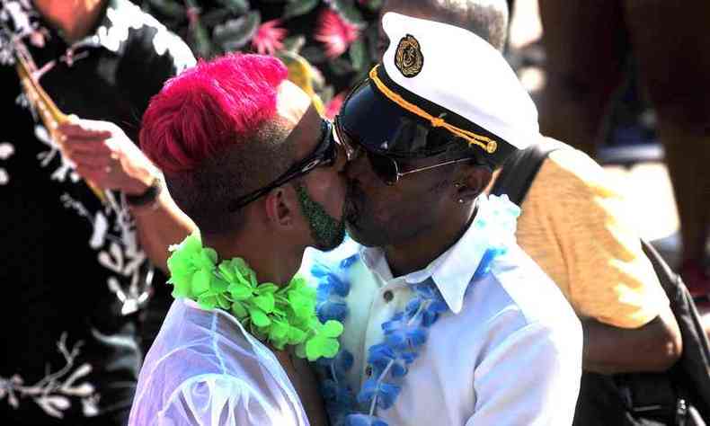 Estabelecimentos que impedirem beijo gay podem receber multa de at R$ 100 mil