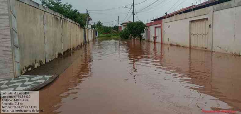 Ruas e casas foram inundadas
