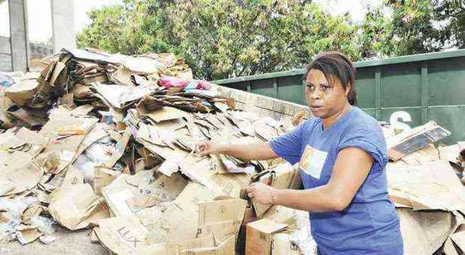 Elis Regina Sivrio Pinho, de 42 anos, reclama da compactao do material reciclvel(foto: BETO MAGALHES/EM/D.A PRESS)