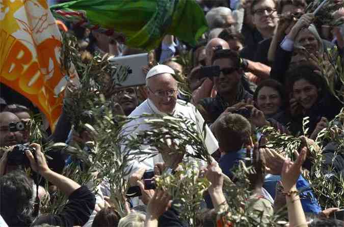 Papa cumprimentou os fiis aps a missa(foto: AFP PHOTO / ANDREAS SOLARO )