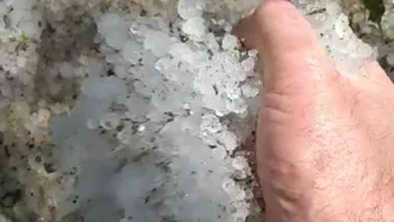 Jos Antnio Coutinho mostra pedras de granizo resistirem mais de 12 horas aps chuva