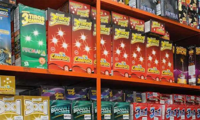 Prateleira de loja de fogos de artifício em BH: Minas Gerais teve 701 internações por acidentes em 10 anos(foto: Paulo Filgueiras/EM/DA Press - 17/12/2015) Prateleira de loja de fogos de artifício em BH: Minas Gerais teve 701 internações por acidentes em 10 anos(foto: Paulo Filgueiras/EM/DA Press - 17/12/2015)