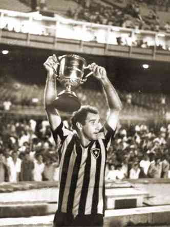 Em 1969, como jogador do Botafogo, Grson erguia a taa pela conquista do Campeonato Carioca(foto: Arquivo/O Cruzeiro)