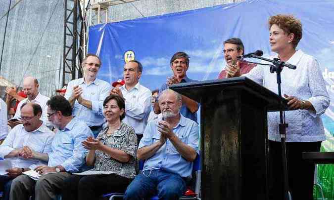 Dilma participou da 12 Abertura Oficial da Colheita do Arroz Ecolgico e da inaugurao de unidade de cooperativa do MST, em Eldorado do Sul (RS), ao lado de Joo Pedro Stdile (sentado  sua direita) (foto: ROBERTO STUCKERT FILHO/PR)