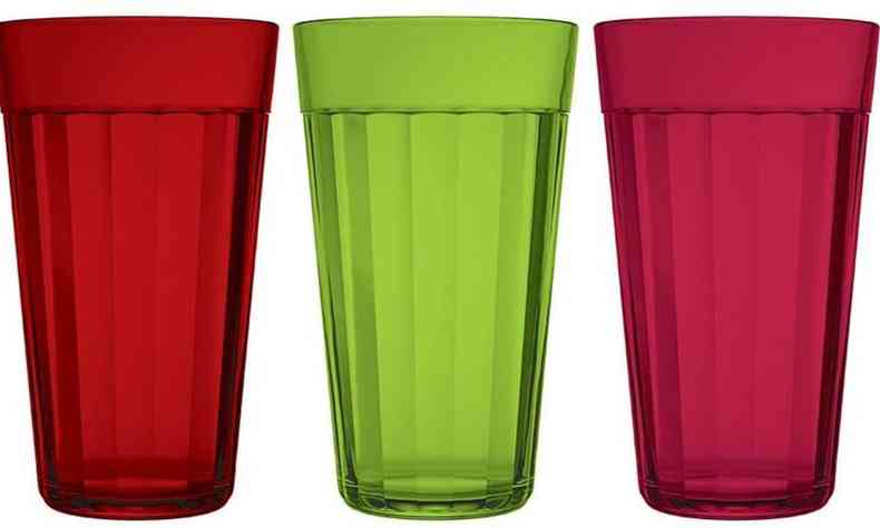 foto mostra copos Lagoinha nas cores vinho, verde e vermelho