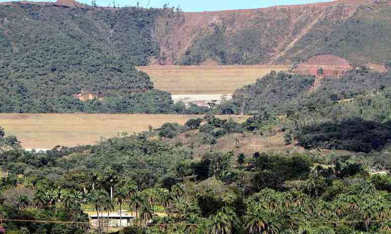 Vista da barragem da Minerao Morro do Ip