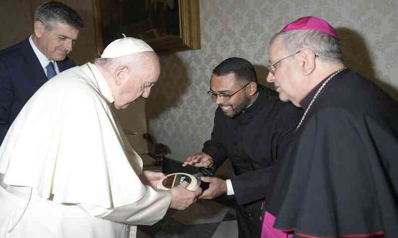 Papa Francisco recebendo o queijo da Canastra