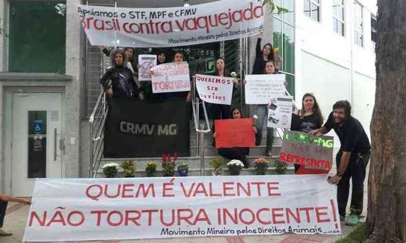 Mdicos veterinrios e ativistas foram protestar na porta do CRMV de Minas(foto: MMDA/ Divulgao)