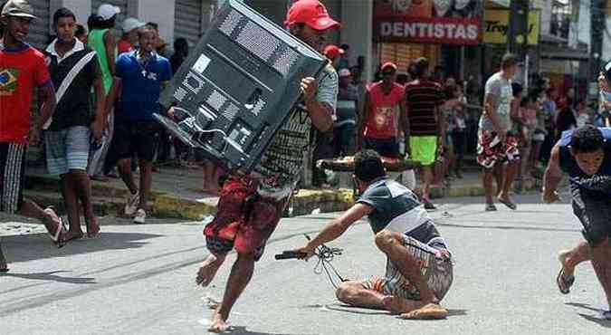 Lojas foram arrombadas e assaltadas em toda a Regio Metropolitana do Recife(foto: Allan Torres/Esp. DP/D.A Press)