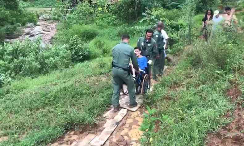 Militares resgatam um cadeirante isolado aps chuvas em Dores de Guanhes