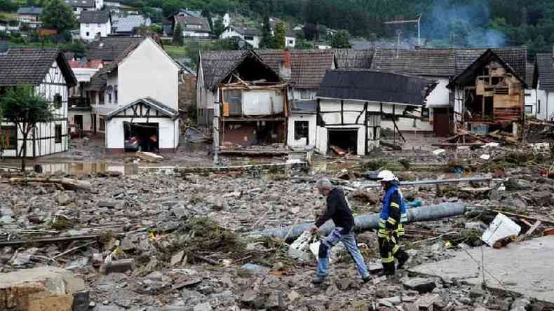 A inundao deixou pilhas de destroos em Schuld, na Alemanha(foto: Reuters)