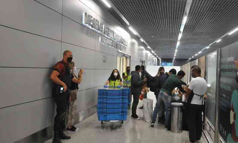 Brasileiros deportados dos EUA desembarcam em Confins