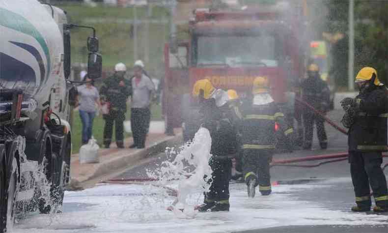 Como parte do Seminrio de Emergncias Ambientais, bombeiros participaram ontem de simulado de resposta a vazamento de leo diesel(foto: Leandro Couri/EM/D.A Press)