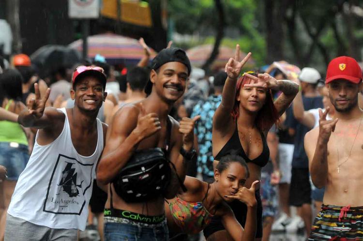 Folies curtem o desfile da Banda Mole na avenida afonso pena, em 2020