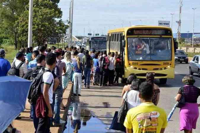 Com 1,1 mil nibus fora de circulao, ontem, os usurios lotaram as paradas de Santa Maria  espera de coletivos(foto: Gustavo Moreno/CB/D.A Press)