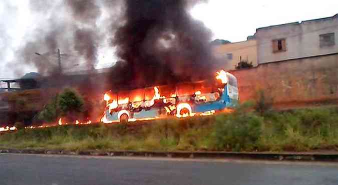 Fogo destruiu o ônibus e ameaçou a rede elétrica e as casas vizinhas (foto: Reprodução/TV Alterosa)