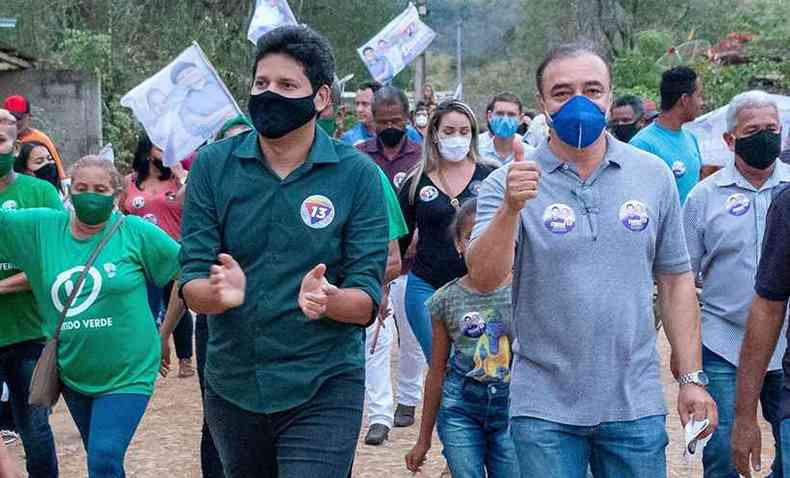 O prefeito Daniel Sucupira (PT) e seu vice, Eder Detrez (DEM), durante caminhada pelas ruas de Tefilo Otoni, na campanha eleitoral 2020(foto: Reproduo Facebook )