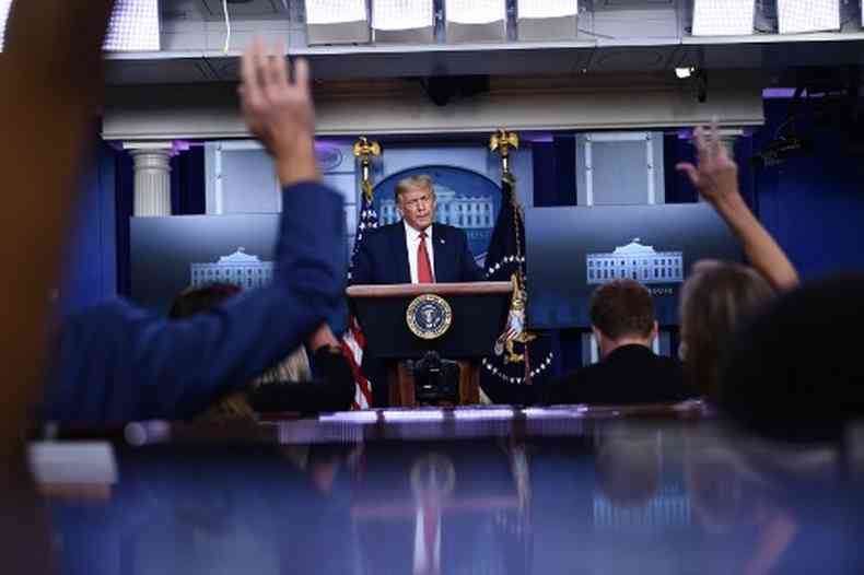 Coletiva de Trump foi interrompida por um tiro nos arredores da Casa Branca nesta segunda(foto: Brendan Smialowski / AFP)