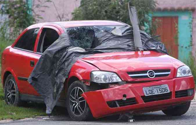 Como impacto,carro do militar ficou com a frente toda destruda(foto: Edesio Ferreira/EM/D.A Press)