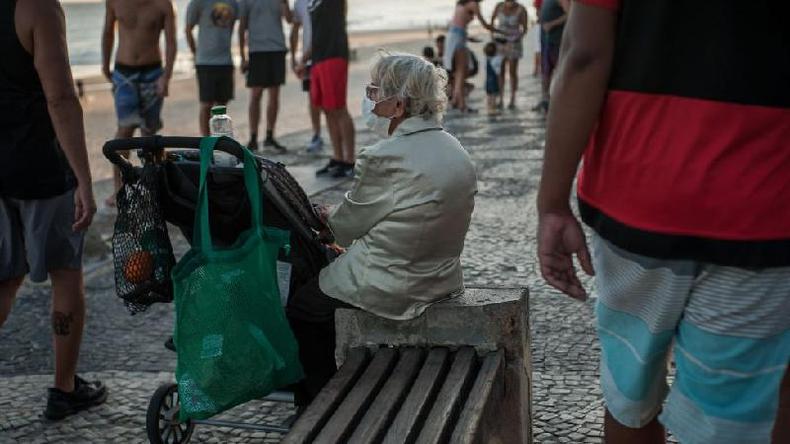 Ao final do século 21, pessoas com mais de 60 anos devem ser 40% da população do Brasil; maioria será de mulheres(foto: Getty Images) Idosa em praia do Rio, em foto de 2020