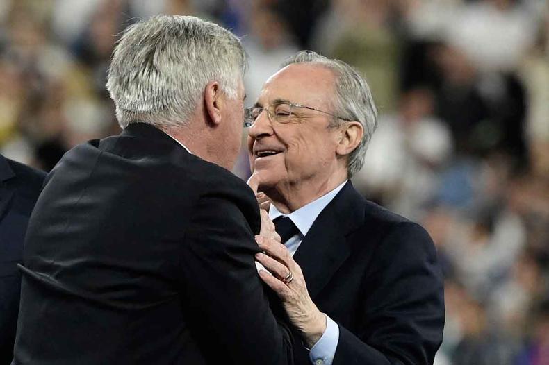 O presidente do Real Madrid, Florentino Perez (D), conversa com o técnico do time espanhol, Carlo Ancelotti, em jogo da Liga dos Campeões(foto: JAVIER SORIANO / AFP - 28/5/22) O presidente do Real Madrid, Florentino Perez (E), conversa com o técnico do time espanhol, Carlo Ancelotti, em jogo da Liga dos Campeões