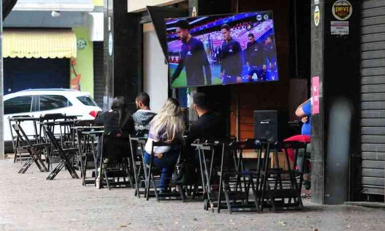 Bares abertos no domingo, na Savassi. Balano que inclui fiscalizao de bares e restaurantes ser divulgado na semana que vem(foto: Tulio Santos/EM/DA Press)