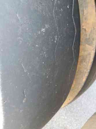 No detalhe, o estado crtico do pneu de um dos veculos (foto: PMMG/PMRv/Divulgao)