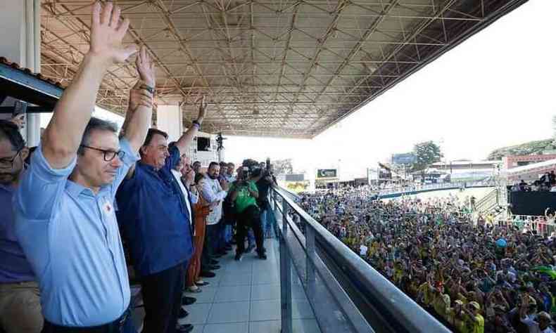 Zema e Bolsonaro de braos levantados para o pblico durante solenidade da abertura oficial da ExpoZebu 2022