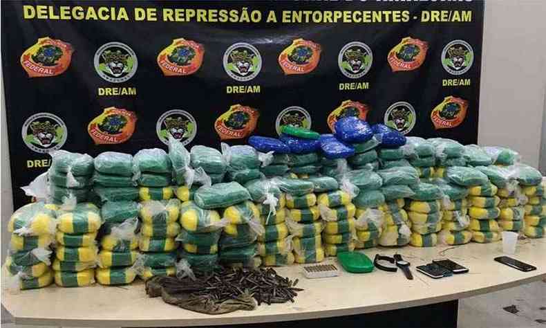 Alm da carga de drogas, foram encontradas aproximadamente 300 munies de calibre 5,56 e a quantia de R$ 33 mil em espcie no interior da embarcao(foto: Polcia Federal/Divulgao)