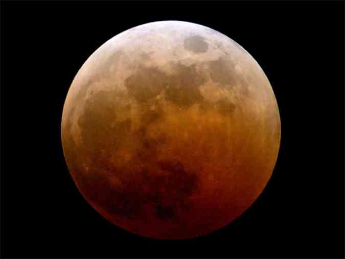 Lua vermelha sobre o Caribe durante o eclipse total de outubro de 2004(foto: AFP PHOTO/Adalberto ROQUE)