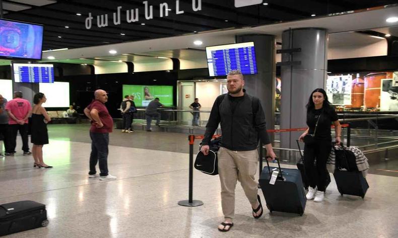 Passageiros russos chegam ao Aeroporto Internacional de Zvartnots, na Armnia