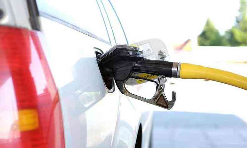 Motorista foi surpreendido, em um posto de gasolina, pelos trs assaltantes armados(foto: Pixabay/Reproduo)