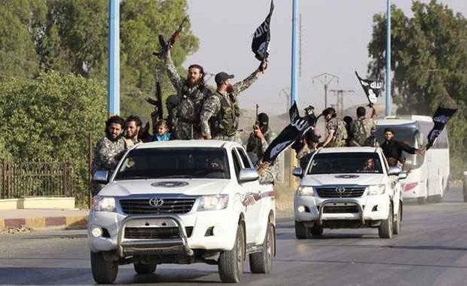 Militantes islâmicos saem nas ruas de Raqqa, na Síria, em parada militar que comemora proclamação de novo califado, que abrange territórios do Iraque e Síria(foto: REUTERS/Stringer) Militantes islâmicos saem nas ruas de Raqqa, na Síria, em parada militar que comemora proclamação de novo califado, que abrange territórios do Iraque e Síria(foto: REUTERS/Stringer)