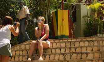 Turista europeia posa para foto diante do mausolu de Bob Marley, em Nine Mile(foto: Daniel Camargos/EM/DA Press)