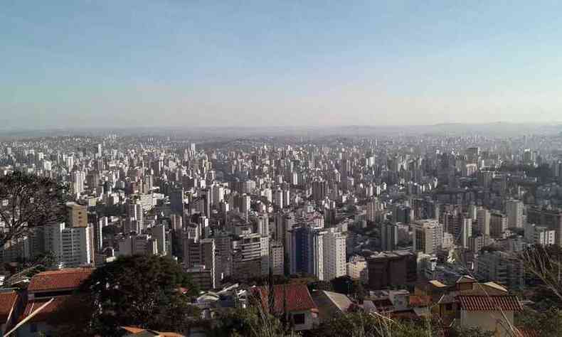Belo Horizonte amanheceu com sol entre nuvens nesta sexta (25/6)(foto: Jair Amaral/EM/D.A Press)