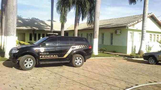 Viatura da Polcia Federal no ptio da prefeitura: grupo teria comprado at decises judiciais (foto: Gilliard Rafael/Divulgao)