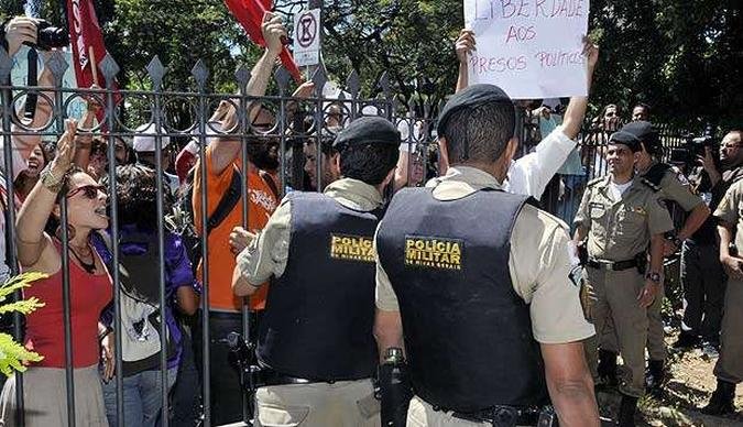 Familiares e amigos dos detidos fizeram uma manifesta��o na porta da delegacia onde eles seriam apresentados pela Pol�cia Militar(foto: Maria Tereza Correia/EM/D.A.Press)
