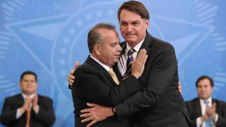 Retrato de Rogrio Marinho e Jair Bolsonaro abraados em cerimnia no Palcio do Planalto em 2020