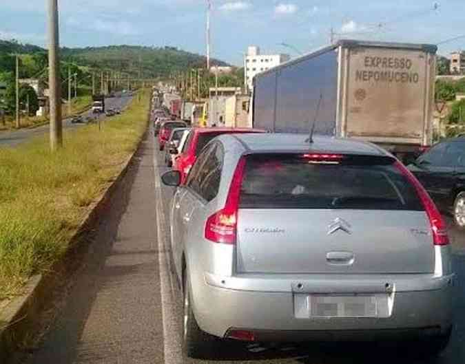 O congestionamento na regio ultrapassou os quatro quilmetros(foto: Rafael Arruda/EM/D.A.Press)
