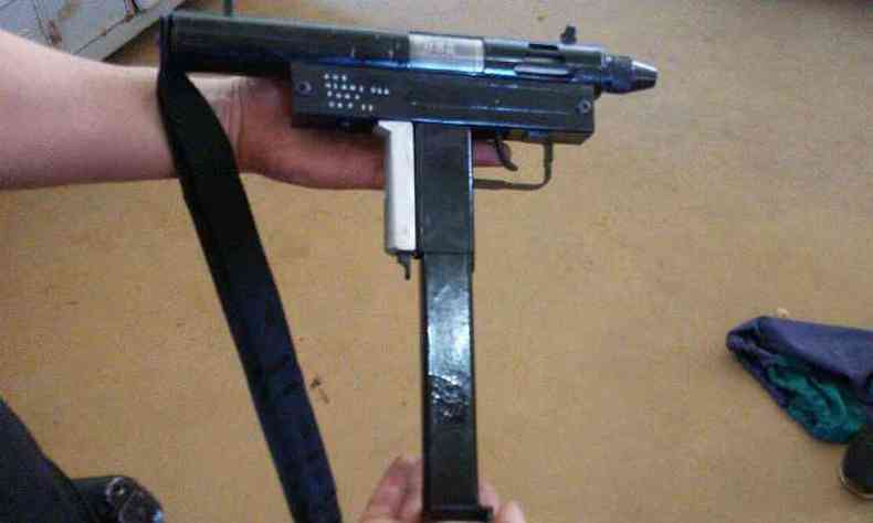 Junto s armas foram encontrados 16 carregadores(foto: Polcia Militar (PM) / Divulgao)