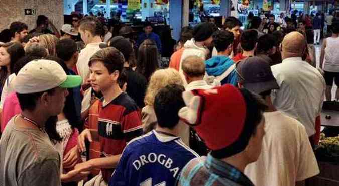 Jovens entram no Taguatinga Shopping e so retirados pelos seguranas(foto: Breno Fortes/CB/D.A Press)