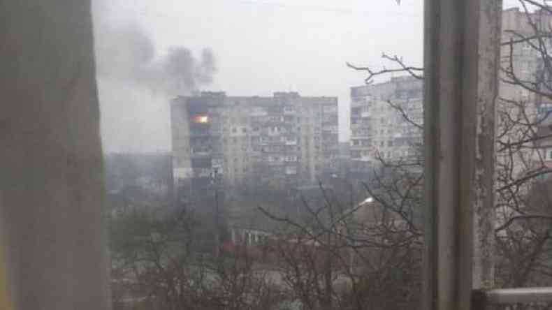 Um edifcio em chamas aps uma greve perto do centro de Mariupol
