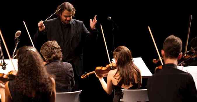 Maestro Rodrigo Toffolo conduz a Orquestra Ouro Preto(foto: Rafael Motta/Divulgacao )