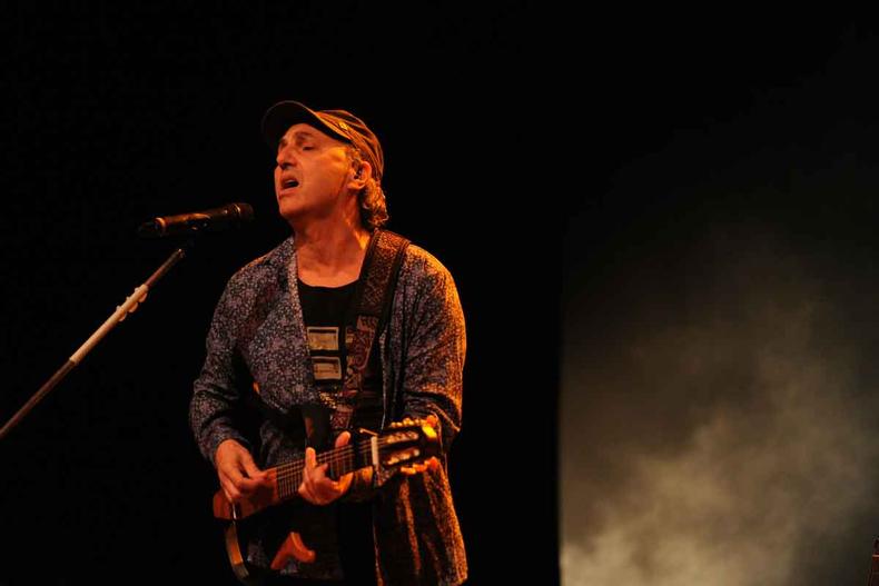 Zeca Baleiro se apresenta no sábado, último dia do Circuito Cultural Pampulha (foto: Alexandre Guzanshe/EM/D.A Press) Cantor e compositor Zeca Baleiro canta diante do microfone e toca guitarra