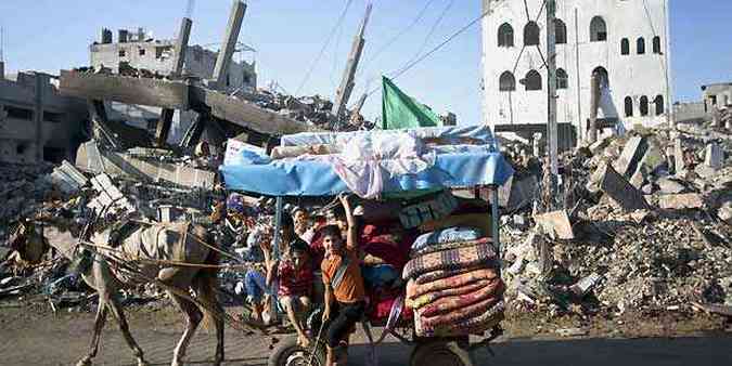 Crianas circulam em meio aos escombros provocados por bombardeios na Faixa de Gaza(foto: AFP Photo/Mahmud Hams)