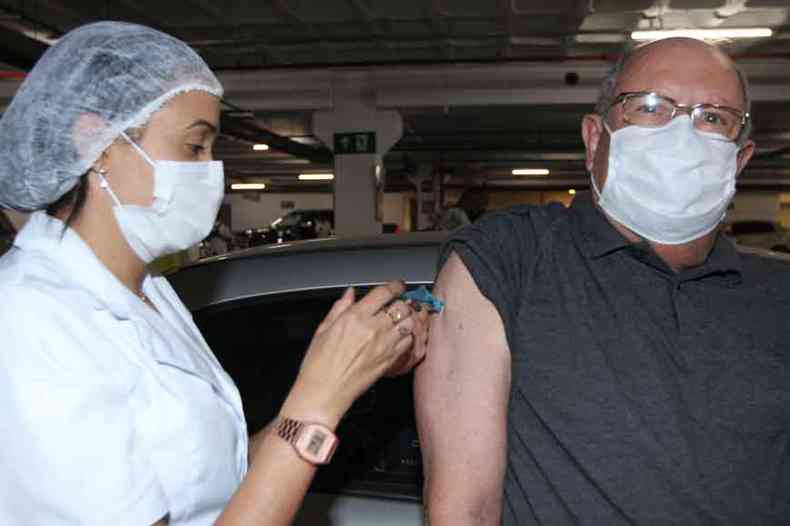 Aplicao de vacinas em drive-thru no Shopping Boulevard: Walter Felix, de 72, no dispensou a segunda dose, apesar de dizer que no teme a doena (foto: Jair Amaral/EM/D.A Press)