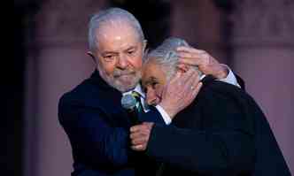 O ex-presidente Lula abraa o ex-presidente do Uruguai Jos Mujica