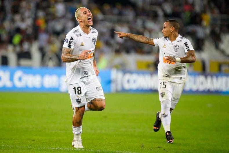 Vinícius (E) festeja o gol que assegurou o triunfo atleticano no Engenhão. Placar só não foi mais elástico por causa de erros de finalização da equipe(foto: Bruno Cantini/Atlético) Vinícius (E) festeja o gol que assegurou o triunfo atleticano no Engenhão. Placar só não foi mais elástico por causa de erros de finalização da equipe(foto: Bruno Cantini/Atlético)